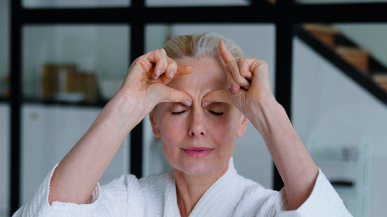 목욕줄을 입은 여자