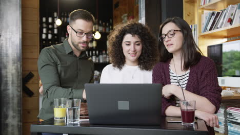 colaboración del equipo en la computadora portátil en el café