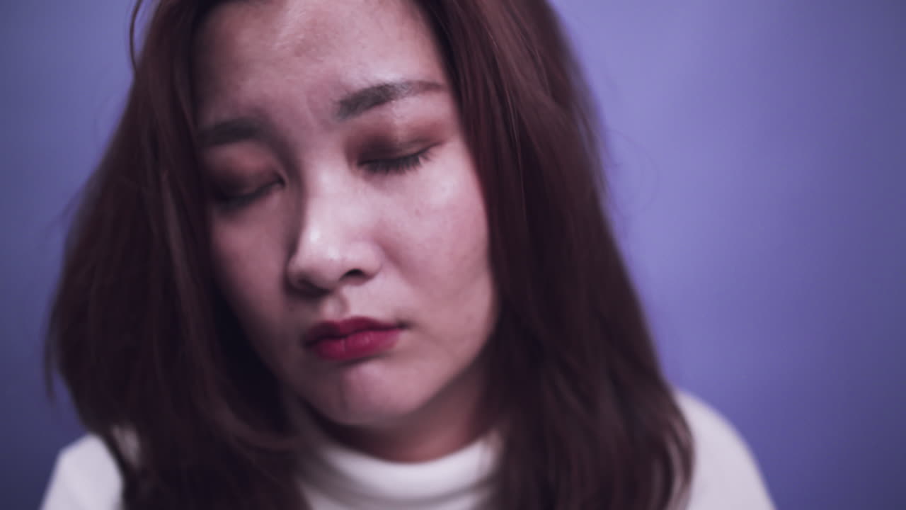 보라색 배경-2에 홀로 슬픈 우울증 감정의 문제가 있는 여성 초상화