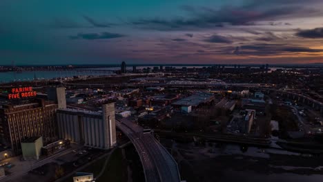 Hiperlapso-Aéreo-Ciudad-Norteamericana-Con-Autopista-Y-Tráfico-Al-Atardecer