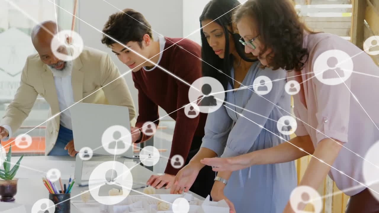 animación de una red de conexiones entre diversas personas de negocios que discuten el trabajo en la oficina