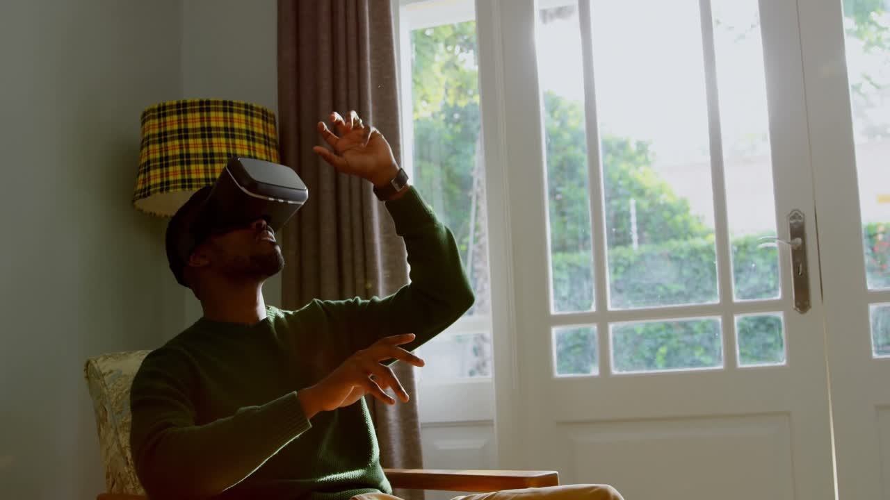 편안한 가정 4k에서 가상 현실 헤드 ⁇ 을 사용하는 젊은 흑인 남자의 앞면