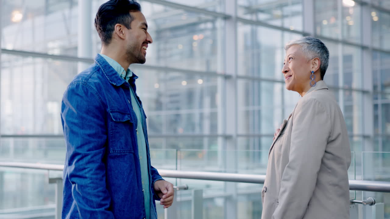 사업가, 여성 및 복도에서 파트너십