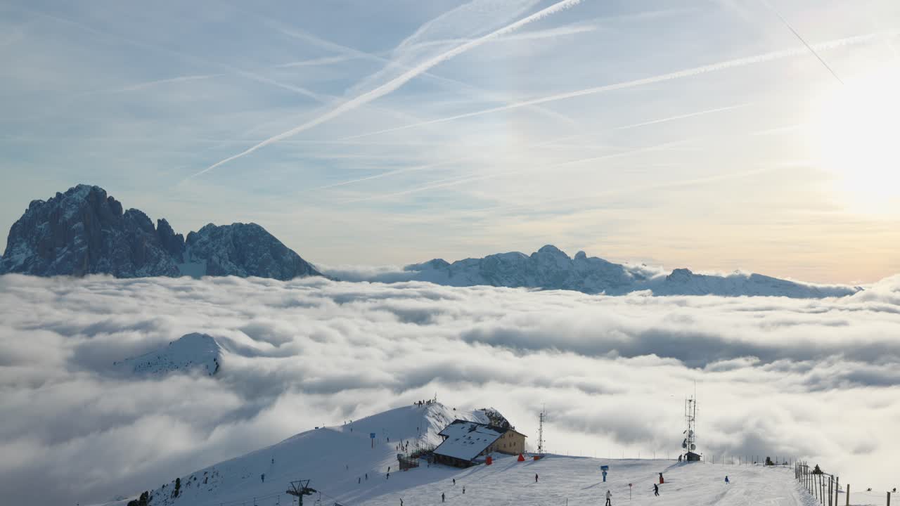 이탈리아 의 돌로미트 산맥 에 있는 세케다 스키 리조트 에서 해 가 지는 동안 관광객 들