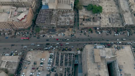 Luftaufnahme-Des-Verkehrs-An-Der-Kreuzung-Auf-Der-Ma-Jinnah-Road-In-Karatschi-Aus-Der-Vogelperspektive