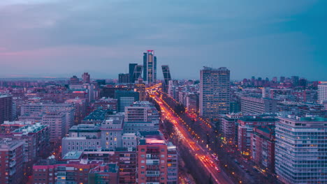 Vista-Aérea-Del-Horizonte-Del-Distrito-Financiero-De-Madrid-Durante-La-Noche-Timelapse