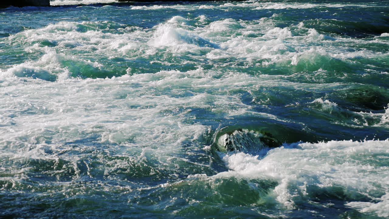 위에서 본 산 강에서 폭풍우 치는 물