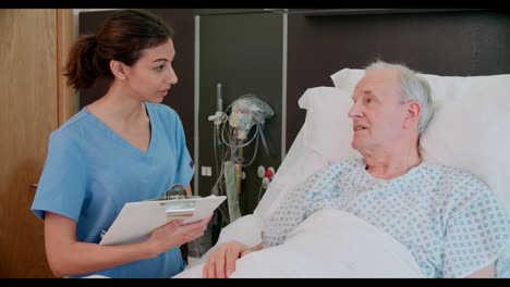 médico hablando con el paciente masculino mayor y su esposa en el hospital