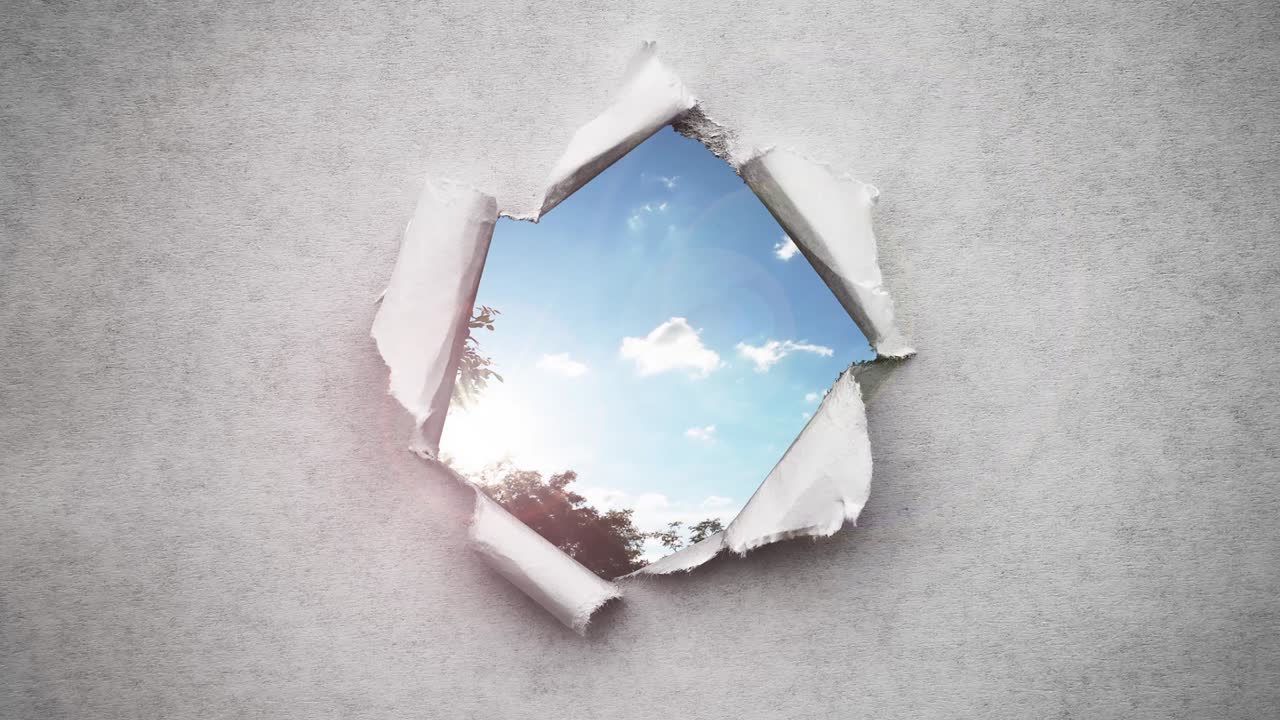 4k 타임 라프 영상: 해가 지면 푸른 하늘에서 빠르게 움직이는 구름, 오래된 레트로 그런지 빈티지 종이에서 어진 가장자리를 가진 원 구을 통해 볼 수 있습니다.