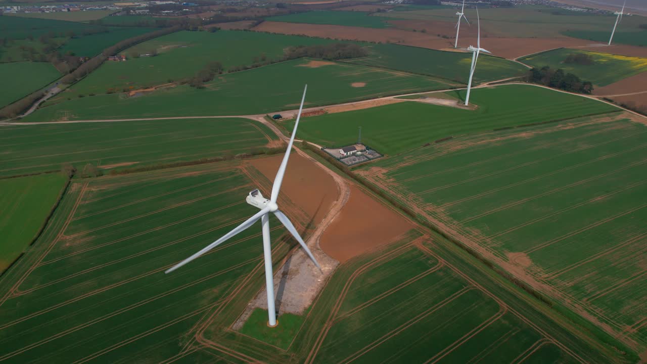 ветряные мельницы на зеленом поле, ветряная электростанция lissett airfield в йоркшире, великобритания - съемка с дрона