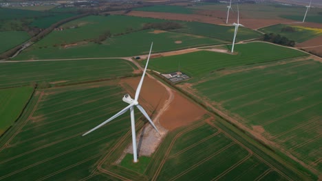 Antena-De-Molinos-De-Viento-En-Campo-Verde,-Parque-Eólico-Del-Aeródromo-De-Lissett-En-Yorkshire,-Reino-Unido---Disparo-De-Drones