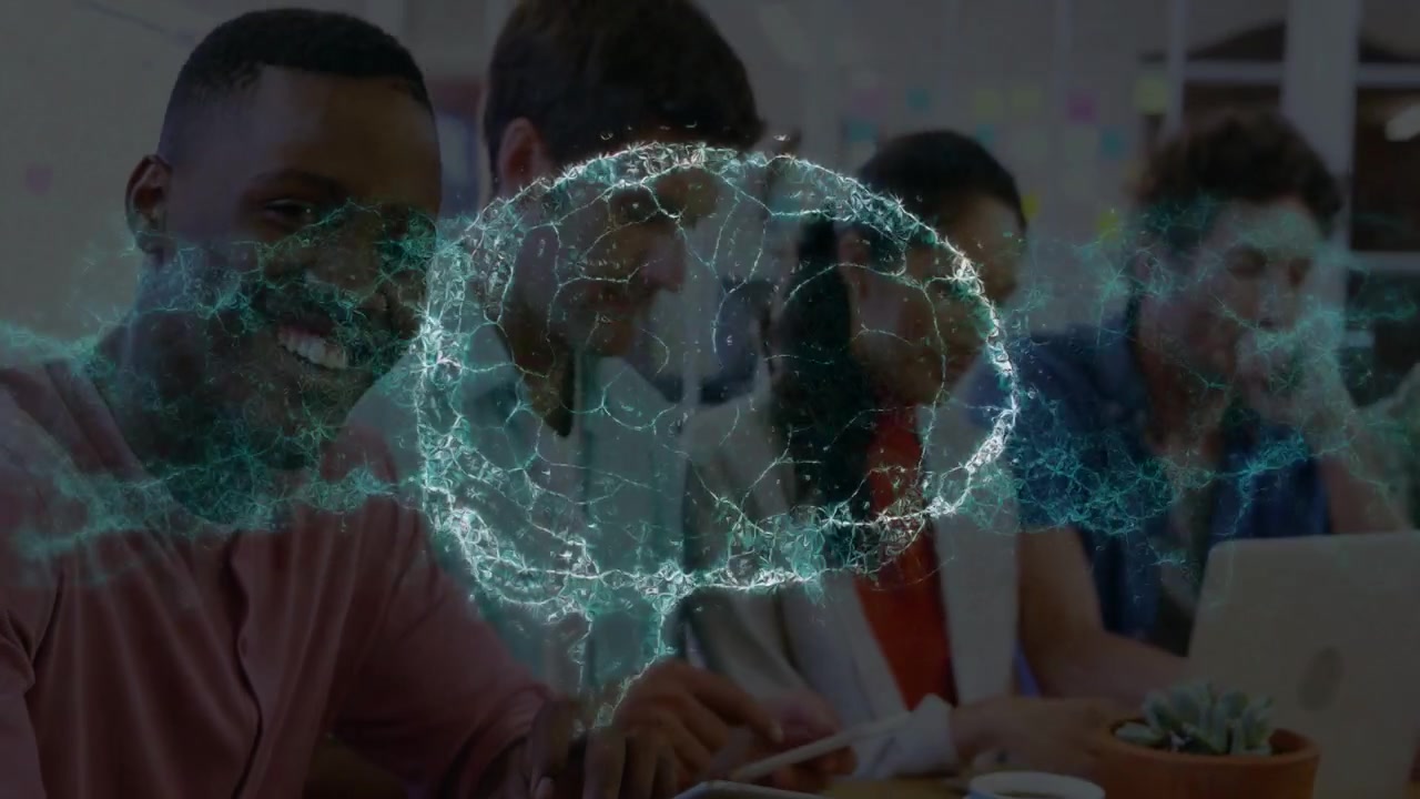 Colega de equipe à esquerda rolando o tablet, iniciando uma sobreposição neural cerebral enquanto a equipe digita no laptop, com tecnologia.