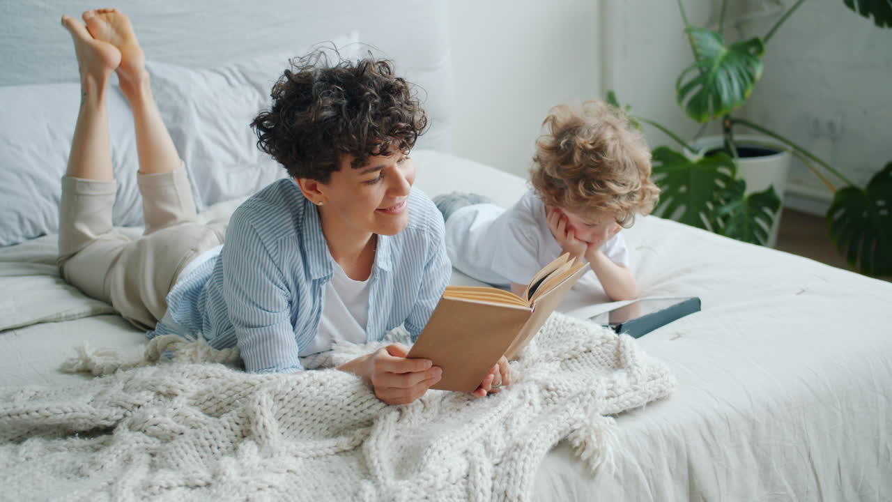 Madre e figlio che leggono insieme su un letto