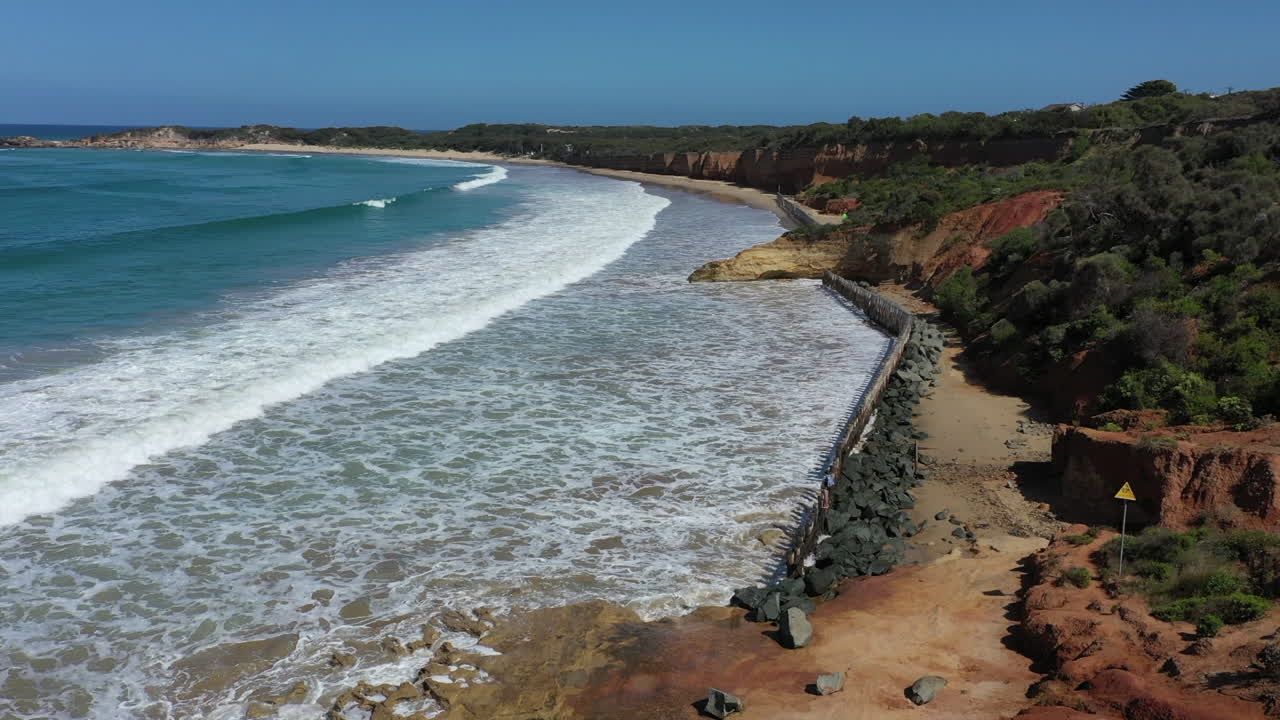 antena: valla de rip rap evita la erosión en la playa de rocas jabonosas, anglesea