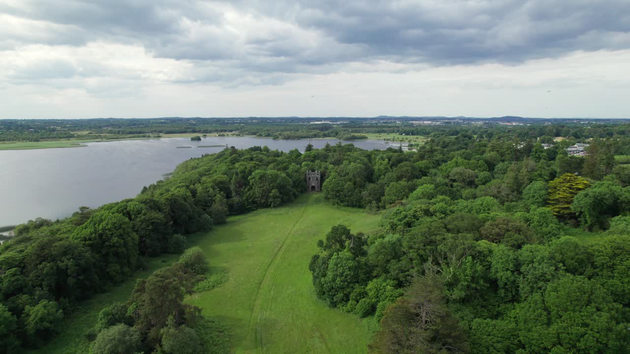 멀리서 벨베데레 하우스 정원에 있는 고딕 아치의 공중 전망