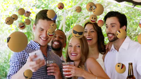 Emoji-Symbole-Mit-Freunden,-Die-Im-Hintergrund-Ein-Selfie-Machen,-4k