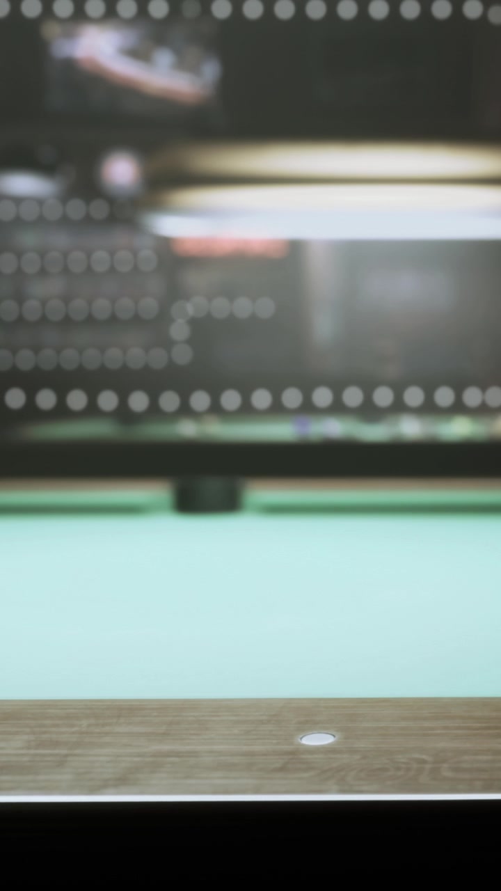 Tavolo apparecchiato per una partita in un impianto sportivo durante il giorno con i punteggi visualizzati