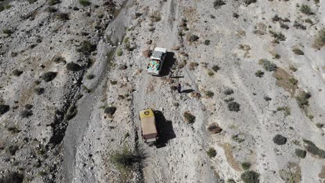 Toma-Aérea-Superior-De-2-Automóviles-Conduciendo-En-La-Carretera-De-Montaña-En-El-Tiempo-De-La-Mañana