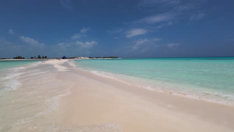 Vista-Panorámica-Paraíso-Cayo-De-Agua-Banco-De-Arena-Tropical,-Mujer-Caminando-En-El-Fondo,-Los-Roques