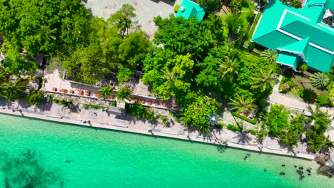 fotografía de un avión no tripulado de la isla de phi phi en tailandia