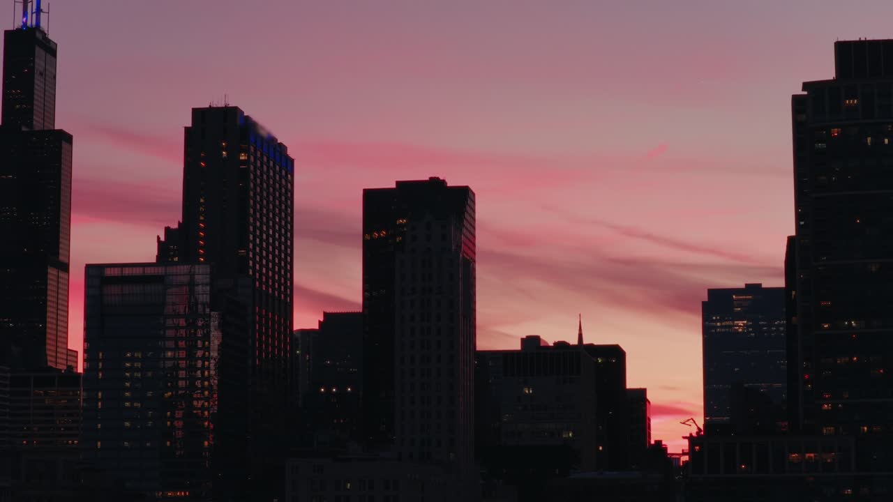 Las enormes antenas en los edificios de Chicago que transmiten datos y televisión a millones. El poder de la comunicación global, la confiabilidad de la red y el alcance de los medios de comunicación masiva.