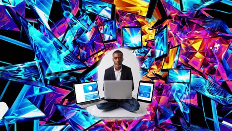 hombre rodeado de dispositivos digitales