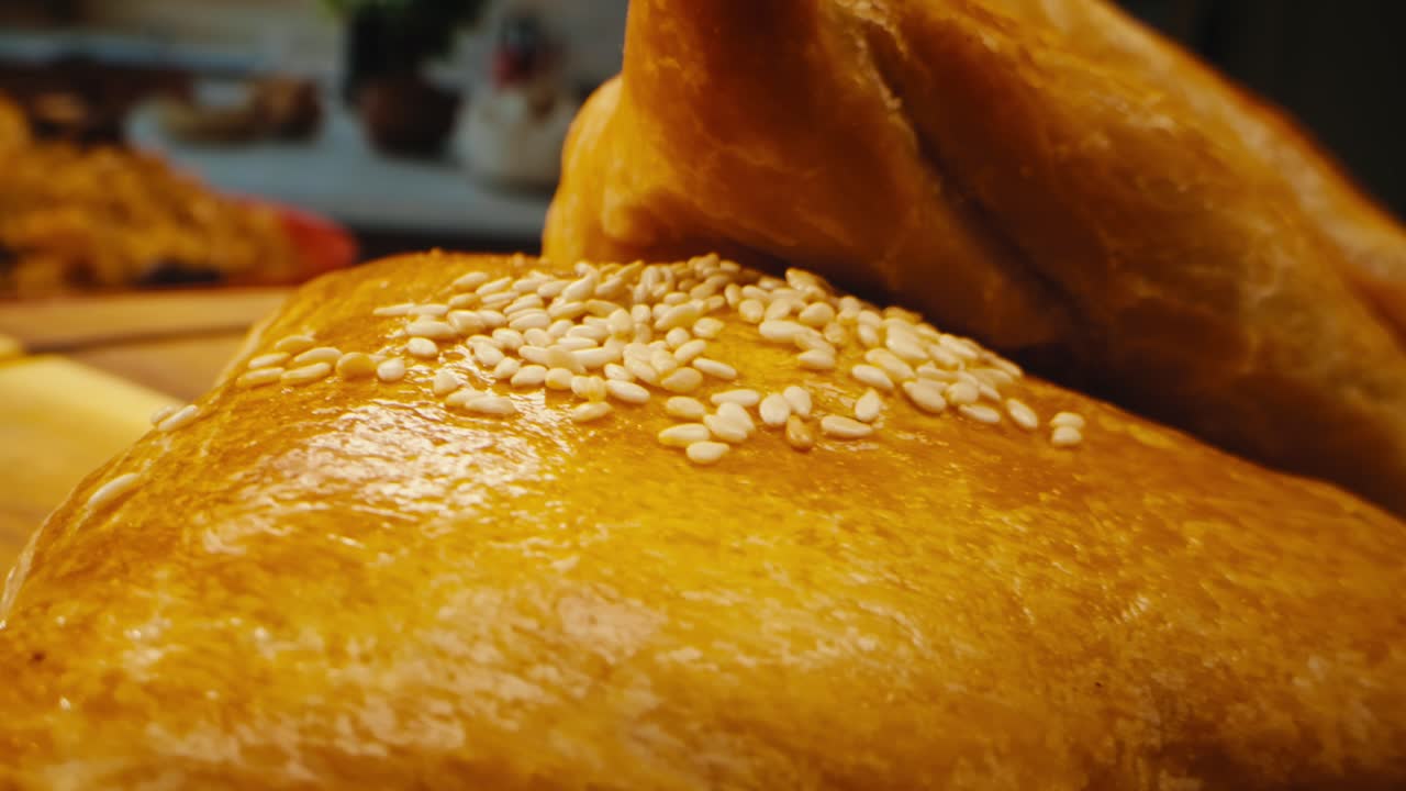 세사미 씨 와 함께 맛있는 황금색 갈색 페이스트리 의 클로즈업