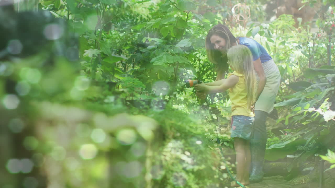 정원에서 일하는 백인 여성과 딸에 대한 파란 빛의 비디오