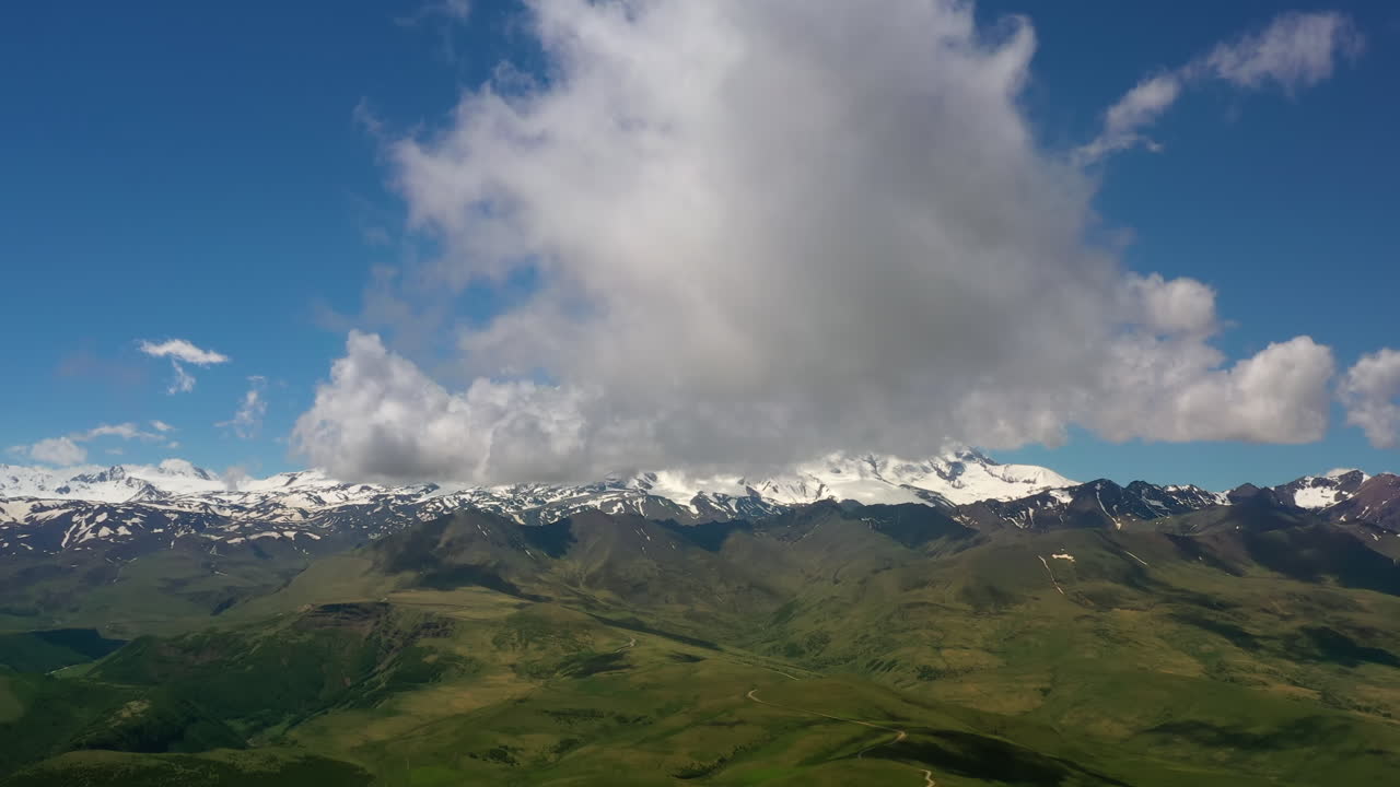 región de elbrus. volando sobre una meseta montañosa. hermoso paisaje de naturaleza. el monte elbrus es visible en el fondo.