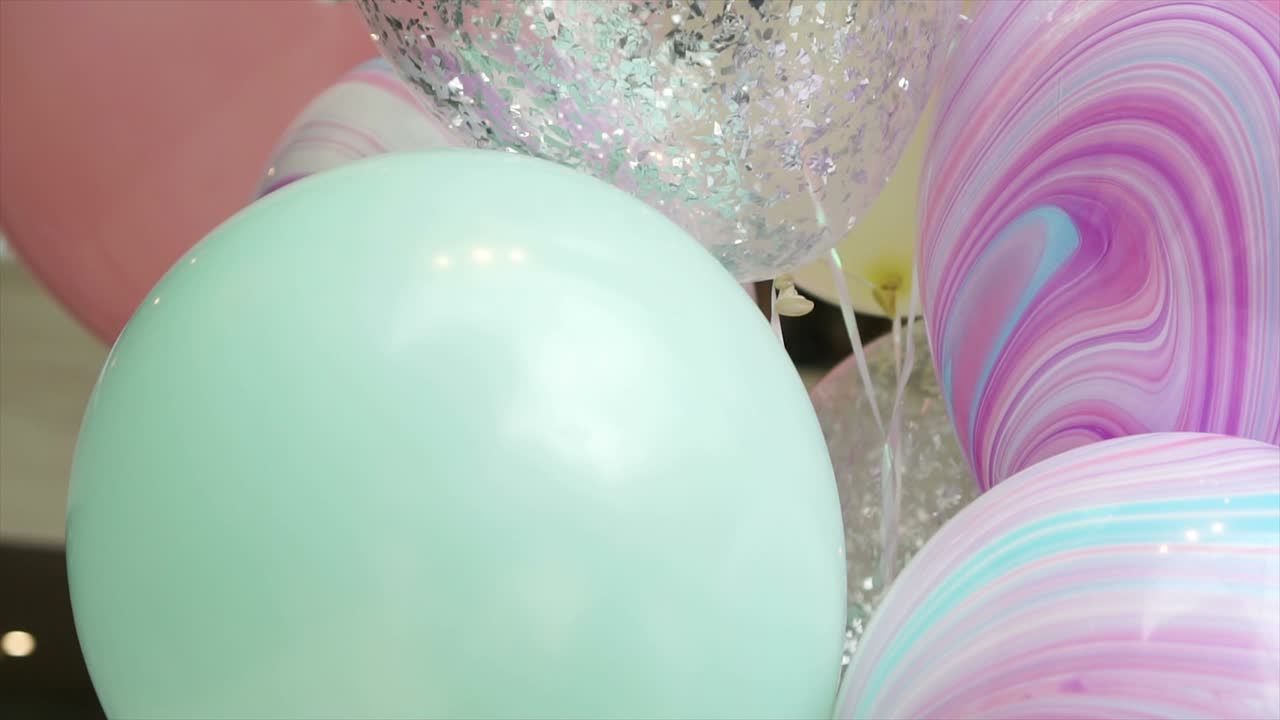 dolly disparó globos de colores en la fiesta. color pastel. concepto festivo y de cumpleaños