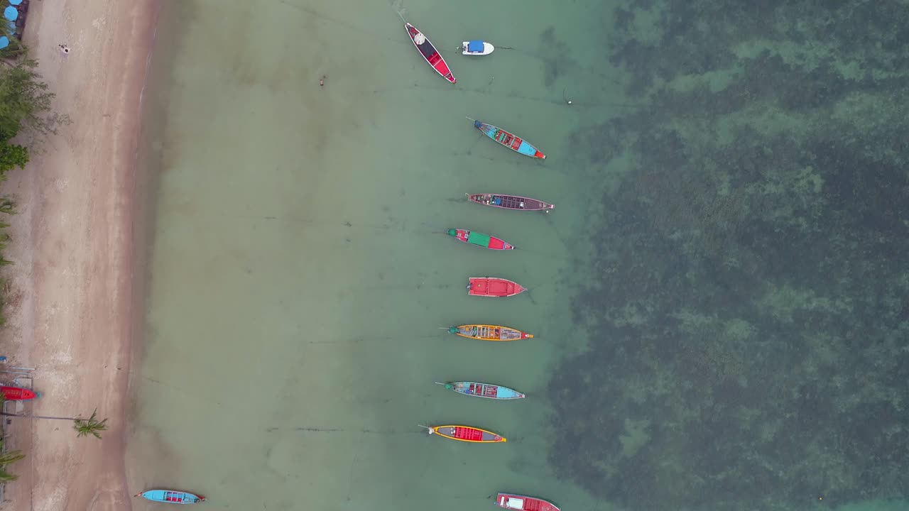 열대 해변 에 있는 배 들 의 공중 사진