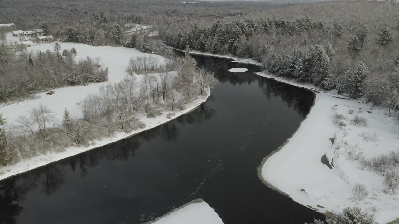 pequeño pueblo a orillas del río piscataquis