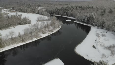 Kleines-Dorf-Am-Ufer-Des-Flusses-Piscataquis