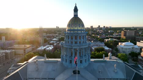 órbita-Aérea-Alrededor-De-La-Cúpula-Del-Edificio-Del-Capitolio-En-Denver,-Colorado