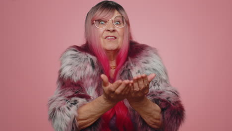 mujer abriendo las manos, feliz de ver la emoción, preparando sorpresa compartiendo emociones de amor felicitando