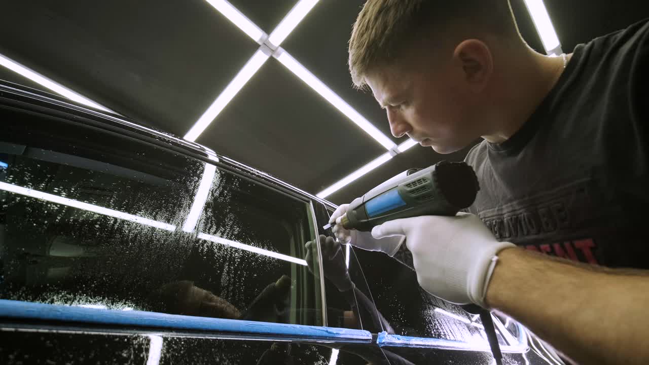 비닐 폴리우레탄 테이프로 자동차를 는 사람. 자동차를위한 필름. 자동차에 스티커 보호 필름