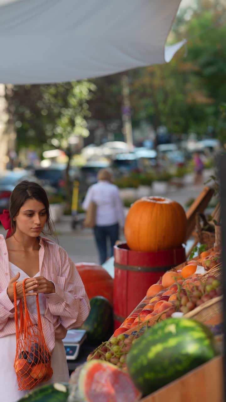mujer comprando productos en un mercado al aire libre