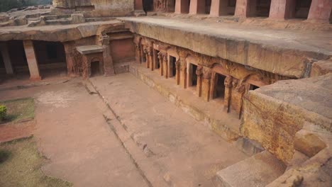 schwenk über den alten, aus stein geschnitzten tempel