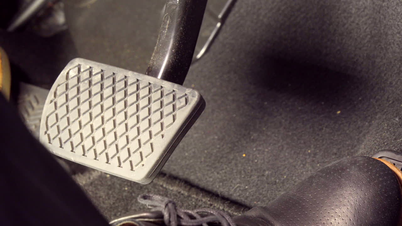 검은 가죽 신발을 신은 남자의 발 누르기 가속기, 혼다 자동차, 도쿄, 일본