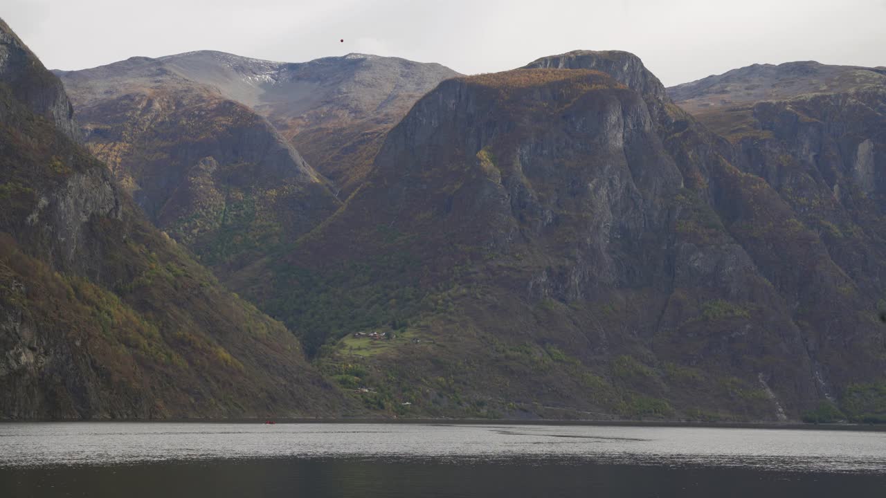 가을에 서부 노르웨이 피요르드 쪽 산의 꾸준한 장면
