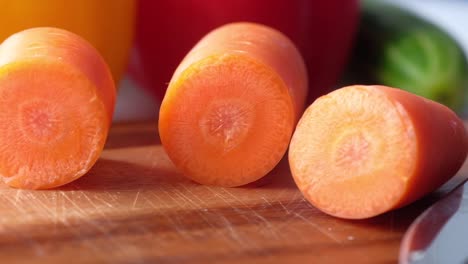 zanahorias frescas en la tabla de cortar en la mesa