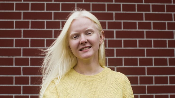 Ragazza sorridente con un fiore
