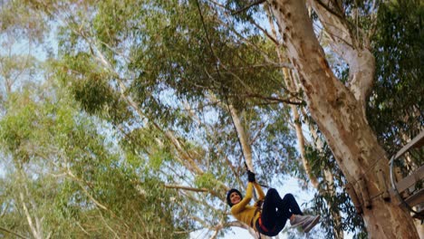 mujer ziplining 4k