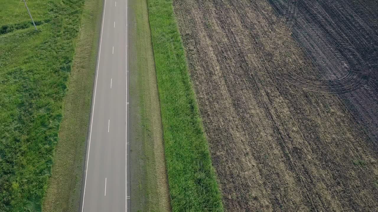 도로로 분리 된 경작 된  ⁇  초원 위의 공중 이동