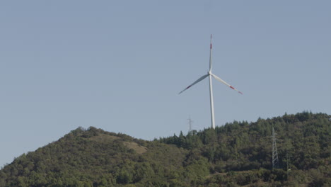 Aerogeneradores,-Tecnología-Verde,-En-Una-Central-Eléctrica-En-Italia-10