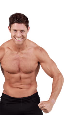 hombre musculoso flexionando sus músculos