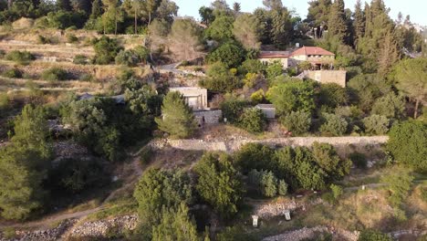 3-Personas-De-Pie-En-Una-Montaña-En-Ein-Karem-En-Jerusalén