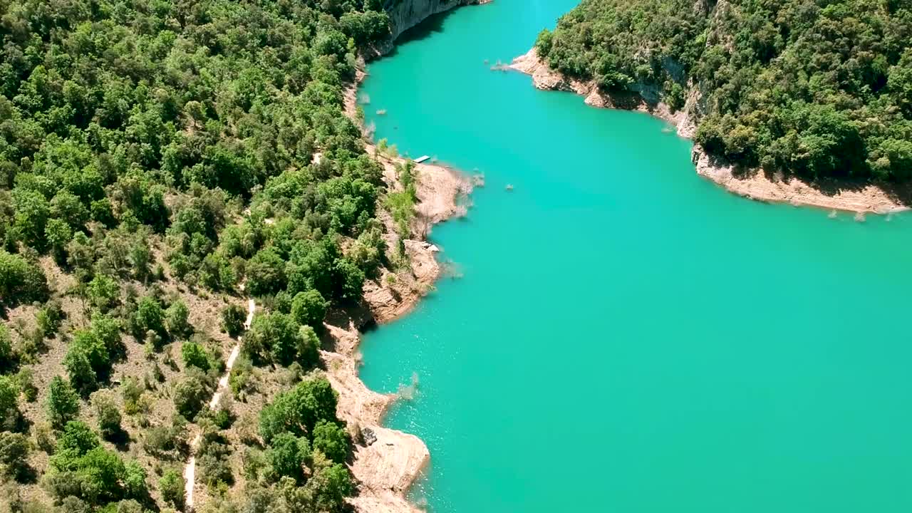 Foresta verde naturale con corpi d'acqua sui pendii delle montagne spagnole.