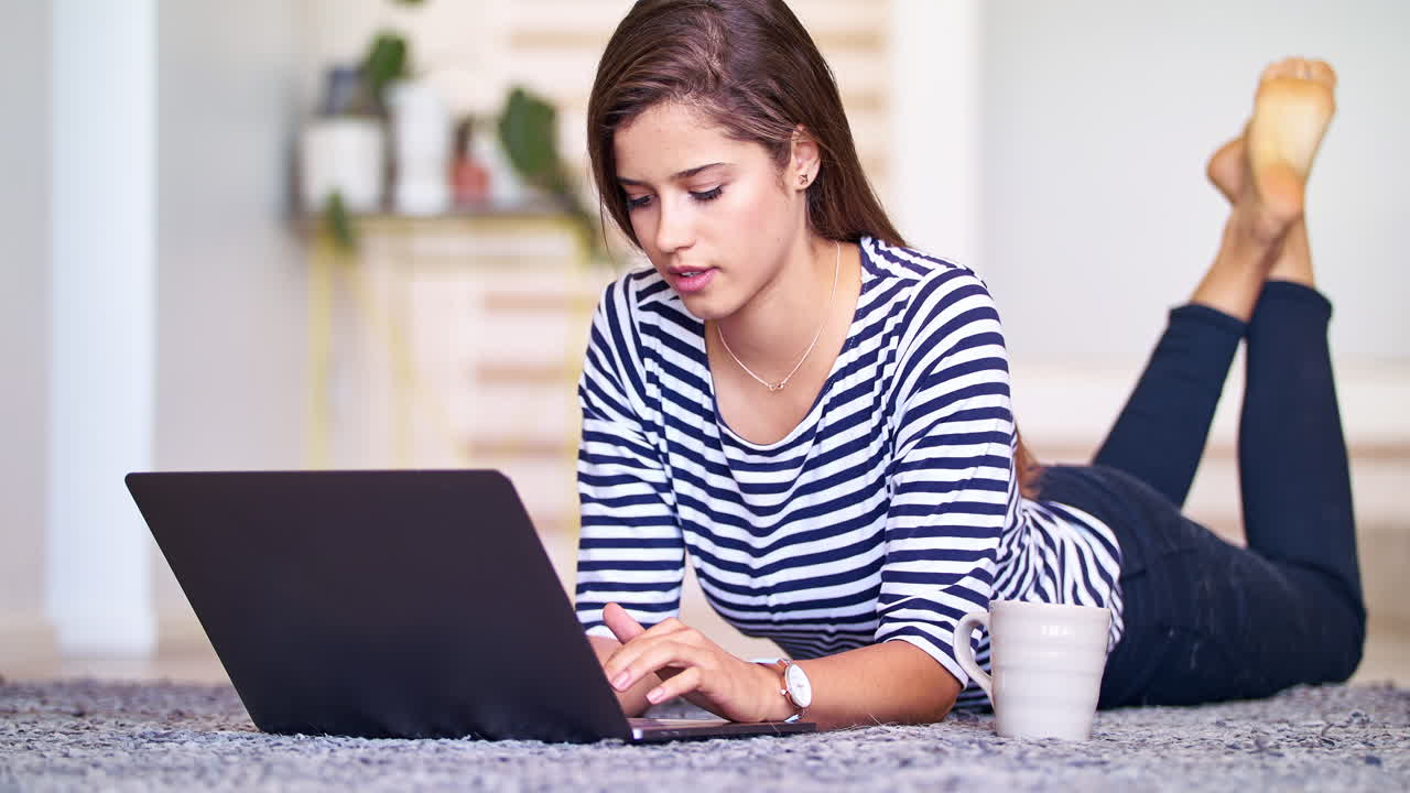 relajándose en casa con sus blogs favoritos