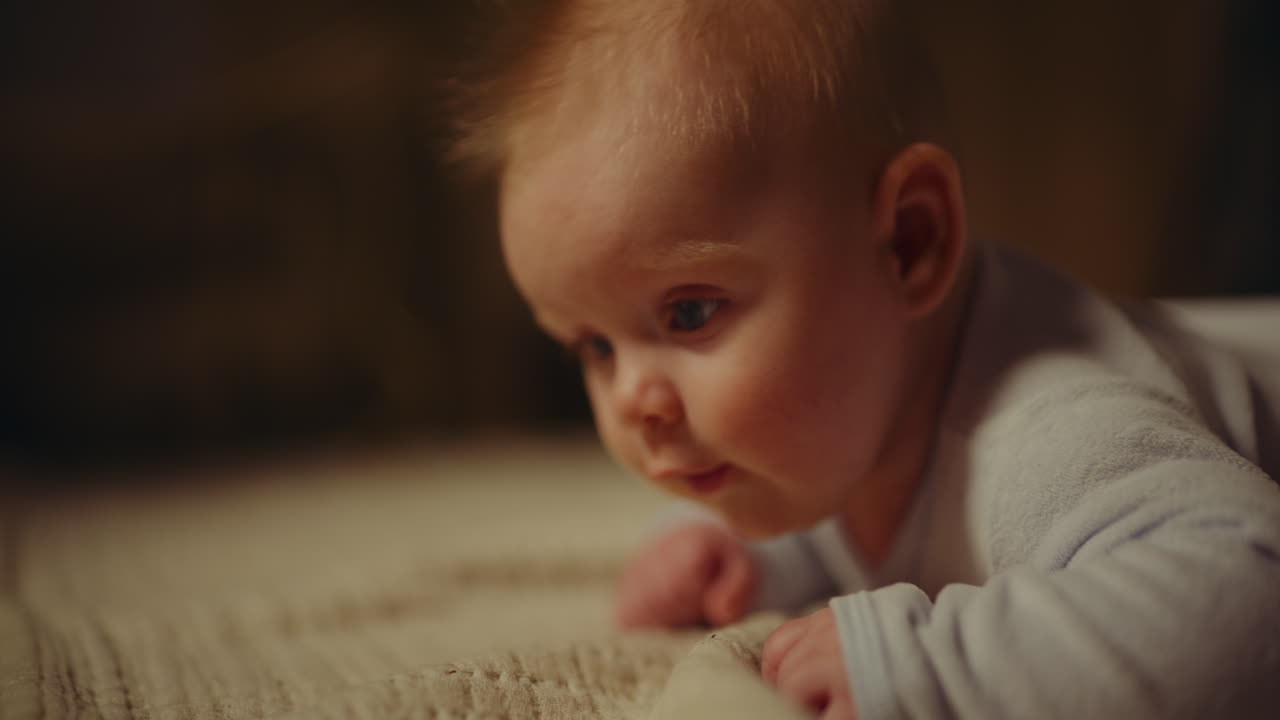 Søt baby som ligger